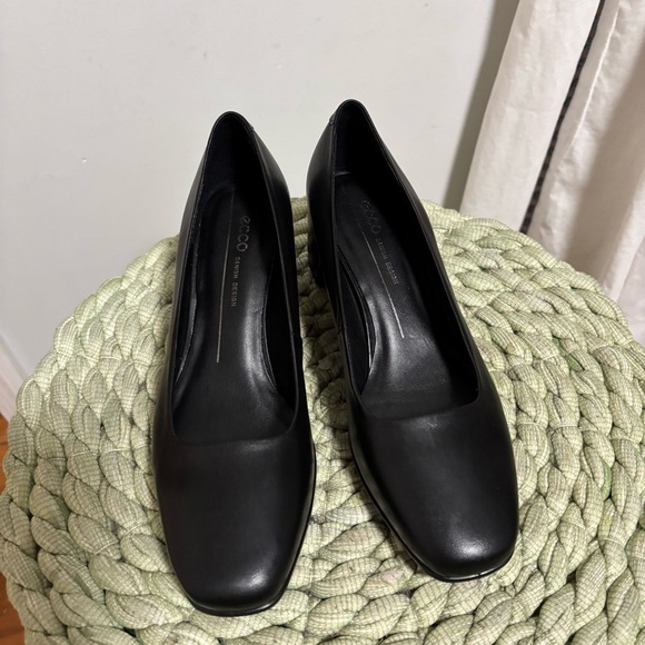 ECCO Shape 35 Squared Pump
Black Leather Block High-Heel Pumps NWOB - Picture 4 of 8